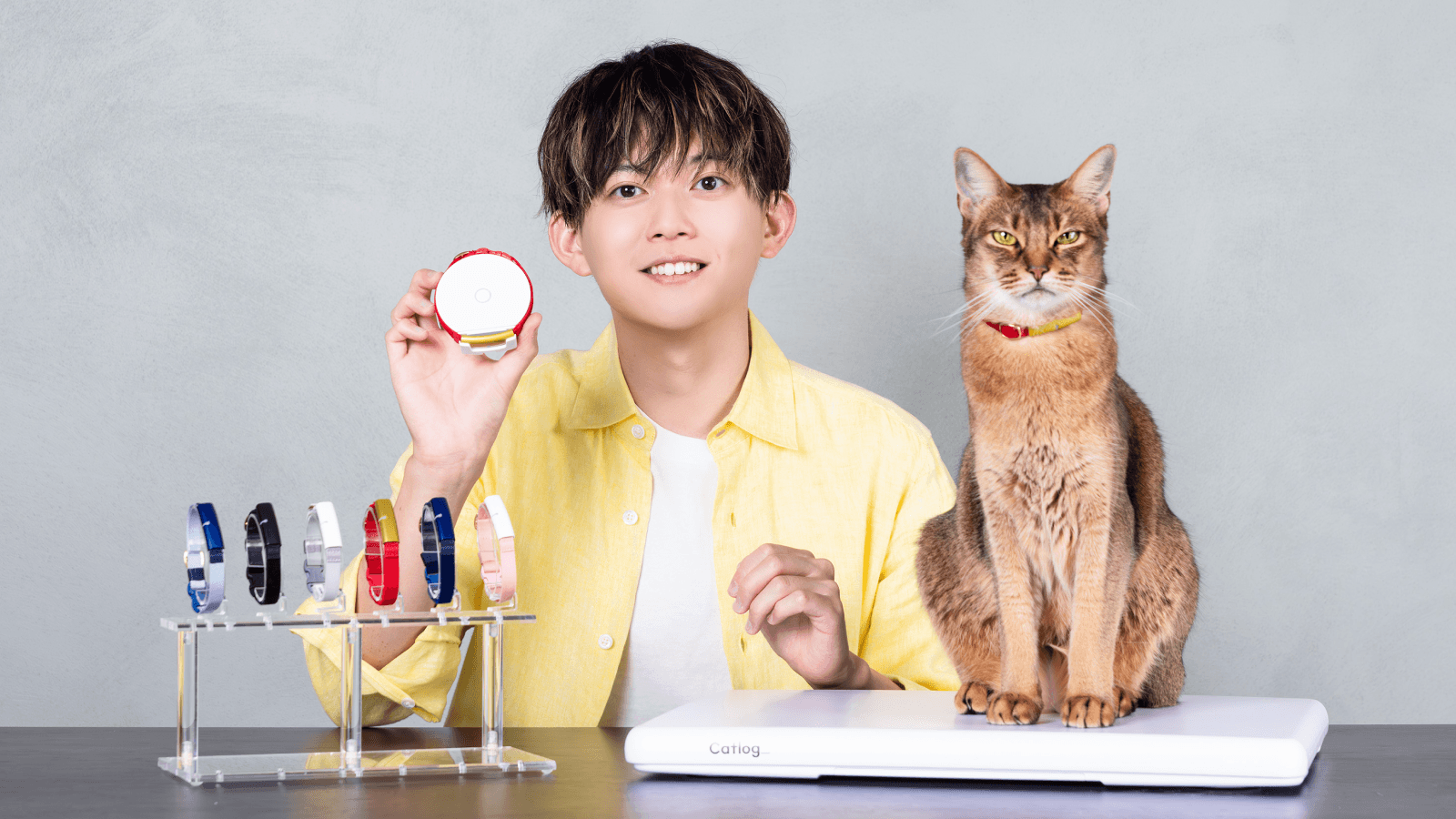 Catlogシリーズと松丸亮吾さん。横にはCCOのブリ丸もお座りスタイルで登場。