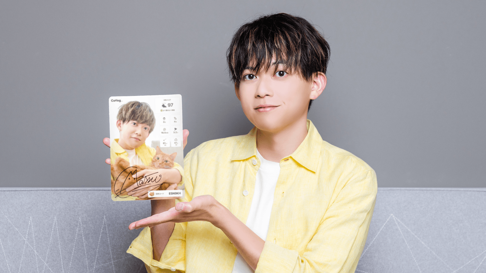 サインカードを持つ松丸亮吾さん